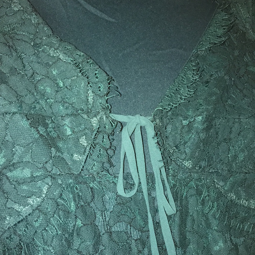 Gorgeous boutique lace bell sleeved dress - Picture 4 of 7